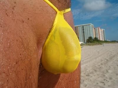 El mejor traje de baño para una playa no nudista para una pareja.