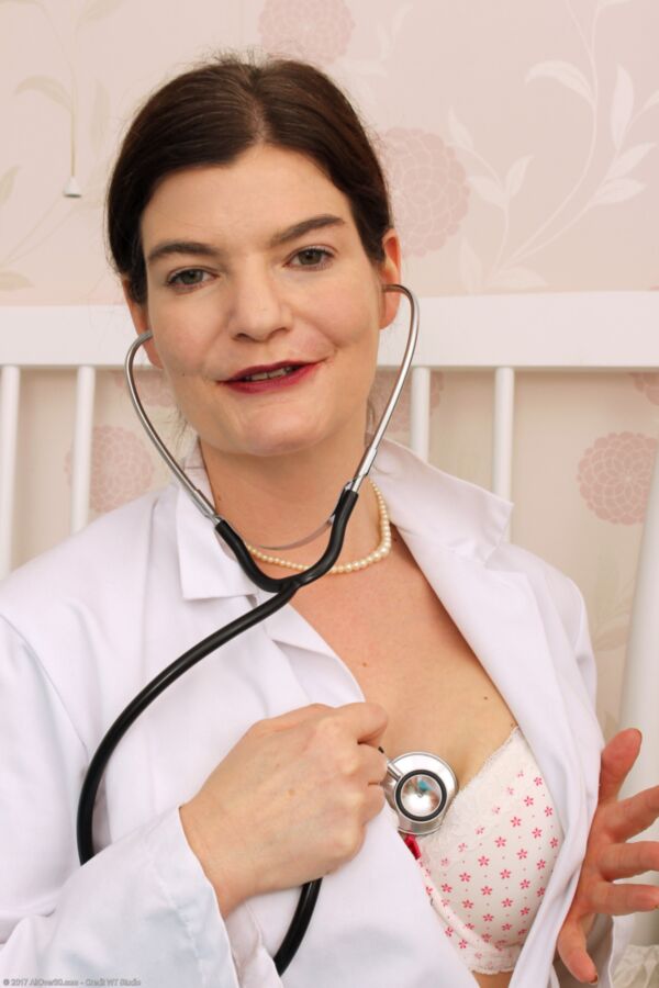 Le Dr Clara mature montre sa chatte poilue.