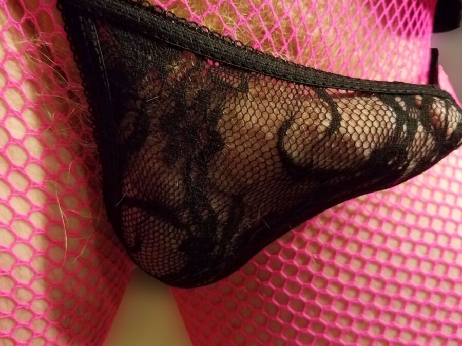 Frau Evelyn in einem rosa Netz-Bodystocking