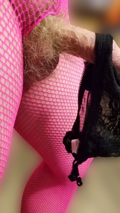 Frau Evelyn in einem rosa Netz-Bodystocking