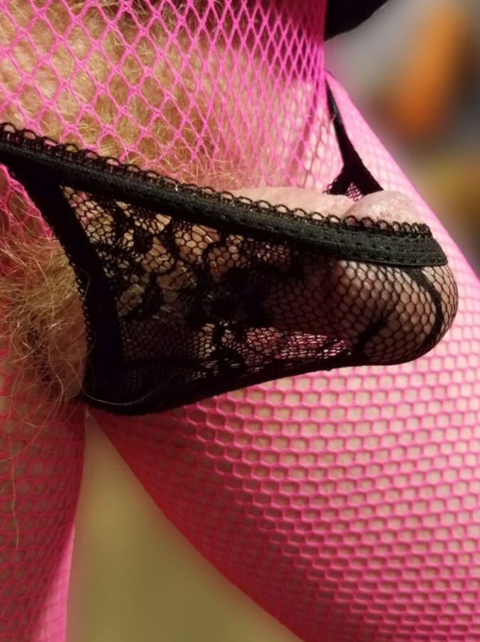 Frau Evelyn in einem rosa Netz-Bodystocking