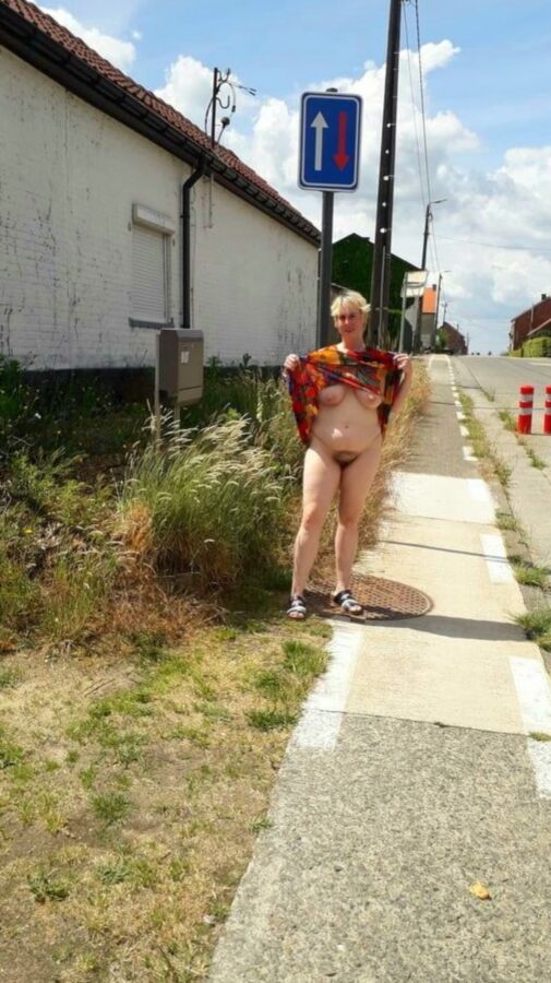 Parado al lado de la carretera sin ropa interior y levantándome el vestido