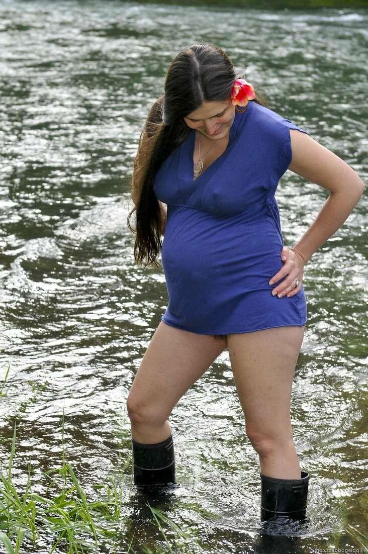 Die schöne, braune Frau wird in einem Fluss ausgestellt