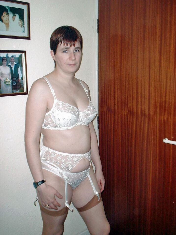 Die haarige Vintage-MILF Suzy aus Großbritannien zeigt alles, auch wenn sie schwanger ist