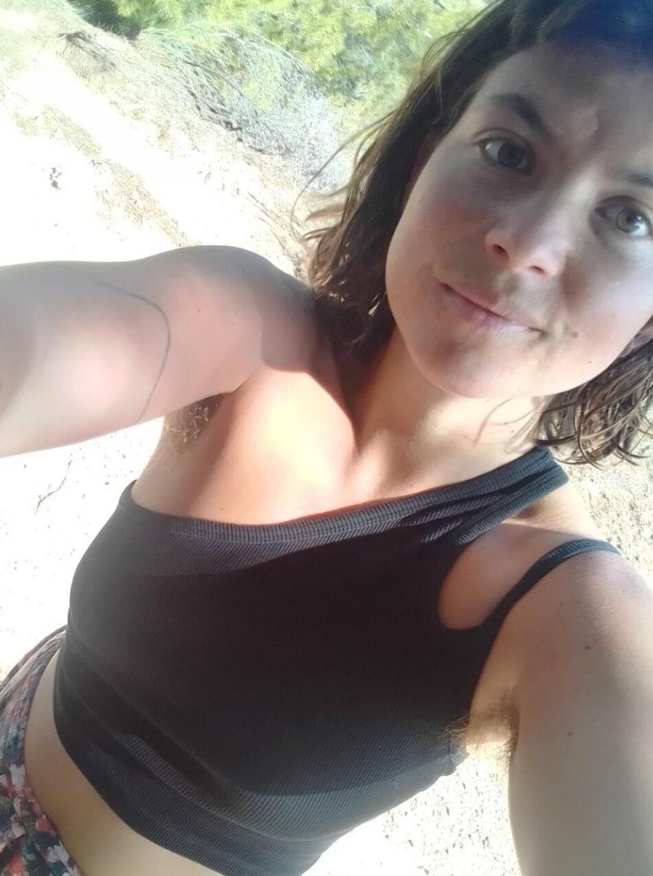 Ella muestra su axila peluda en la cueva de su novia estudiante amateur