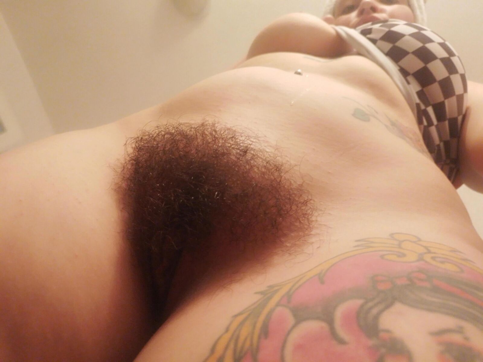 Hairy pits and pussies 