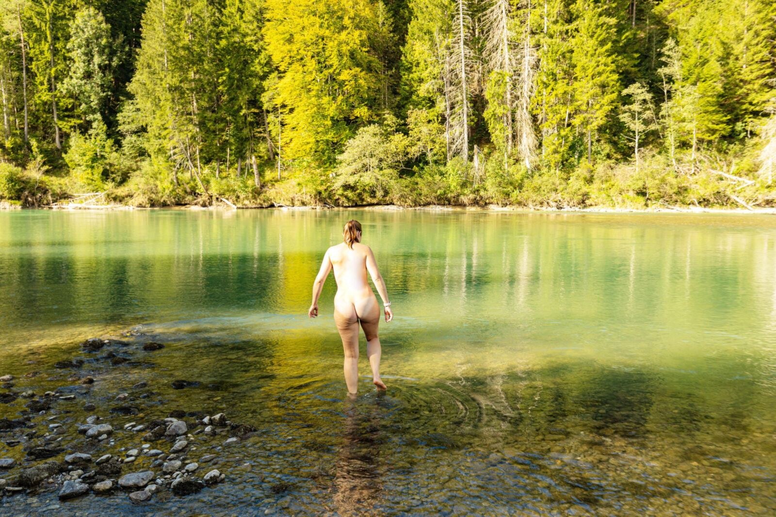 Yo mostrando aún más de mi coño mojado en el río.