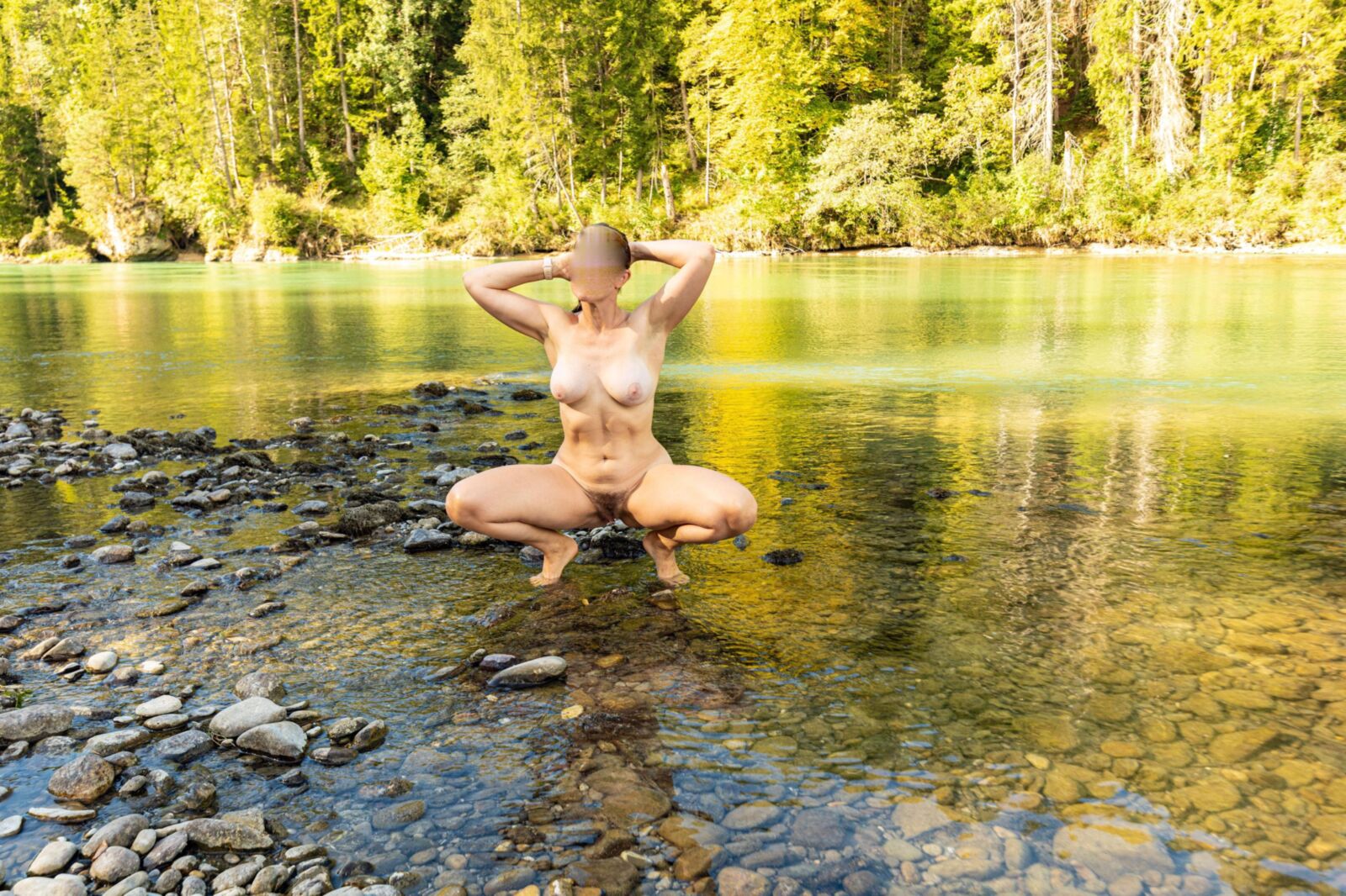 Yo mostrando aún más de mi coño mojado en el río.