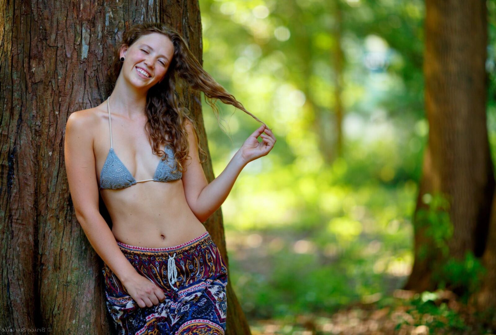 Junger Profi draußen Haariges Hippie-Mädchen