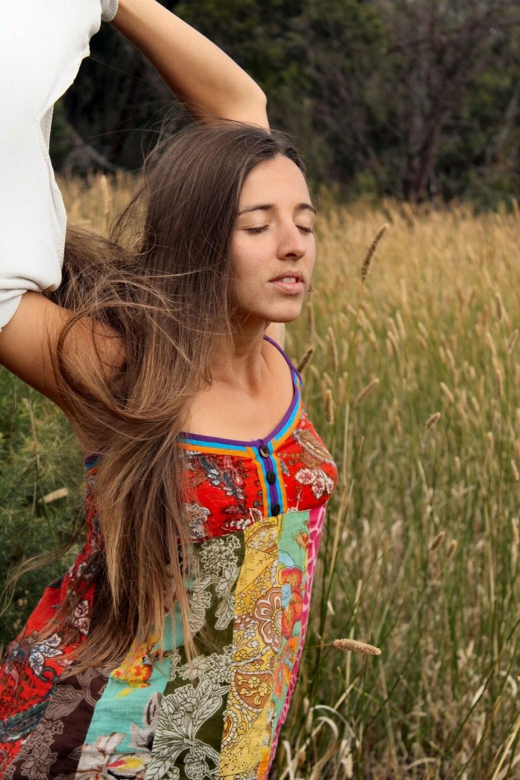 Joven profesional fuera de la flora peluda