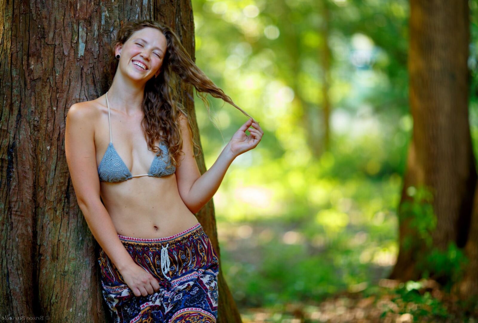 Junger Profi draußen Haariges Hippie-Mädchen