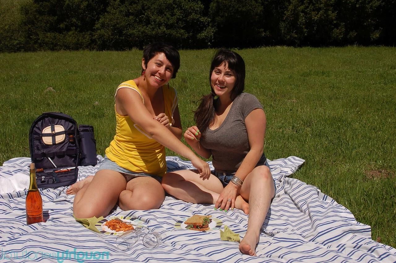 Jeunes et Jolies Gouines au Naturel