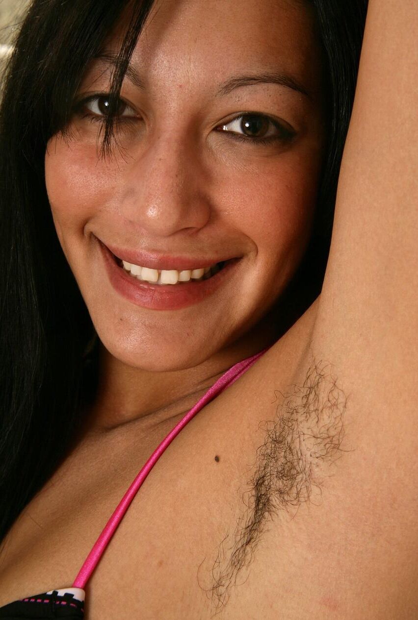 Haarige Latina Hottie mit schönen kleinen Titten Rosalee