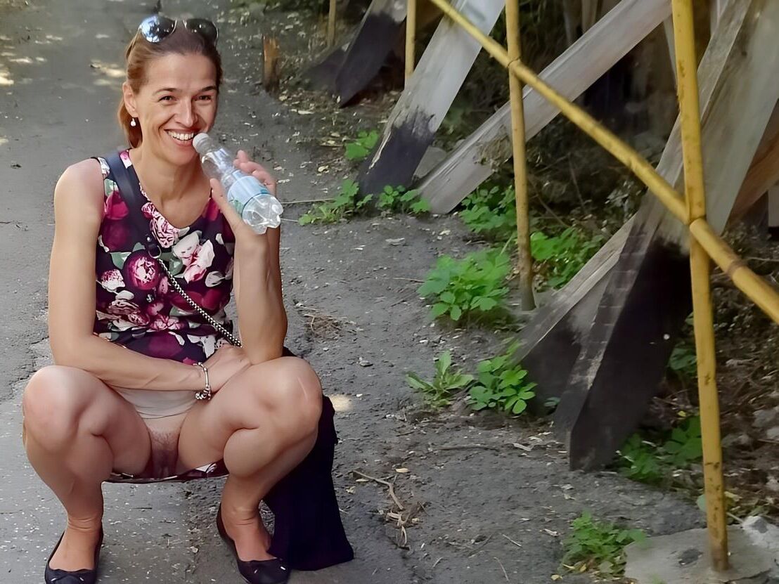 Martina blinkende haarige Fotze in der Öffentlichkeit