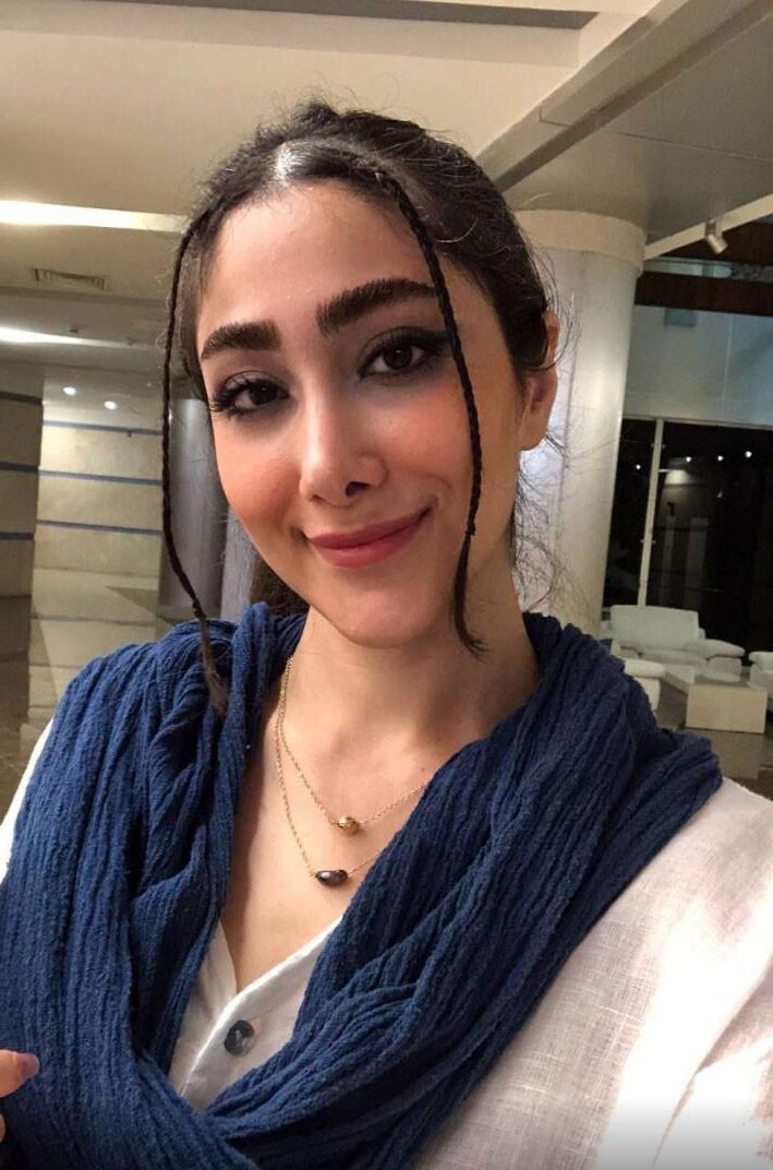イランの少女毛むくじゃらの猫