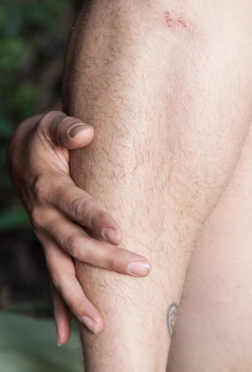 Brune épaisse et aux gros seins avec une incroyable mercede corporelle