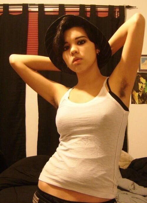 セクシーな脇の下を着ています