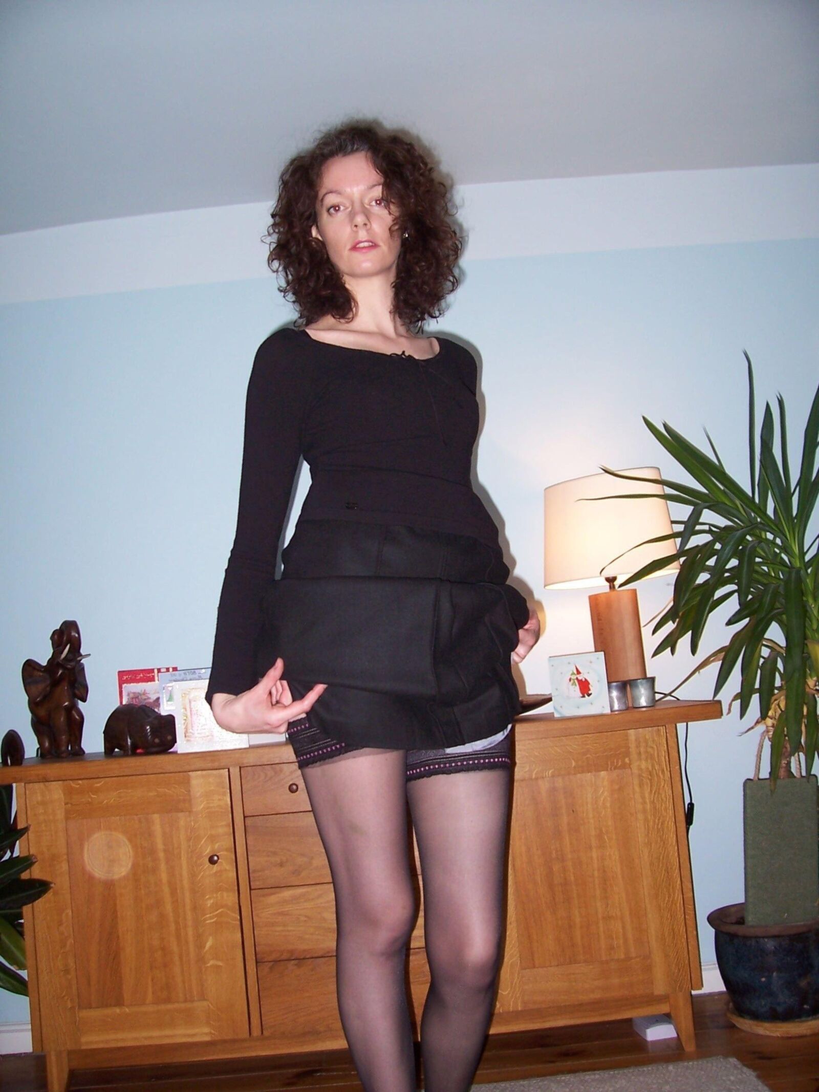 Schöne MILF mit kleinen Titten und haarige Muschi