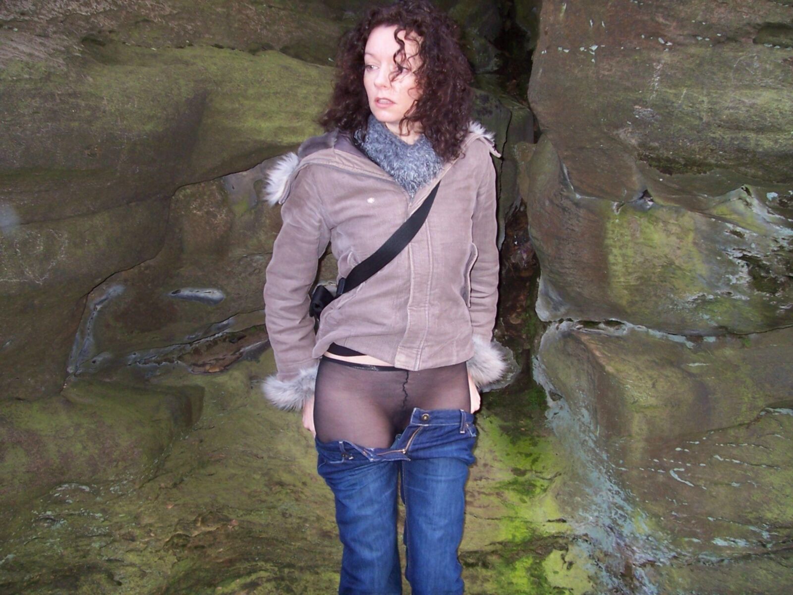 Schöne MILF mit kleinen Titten und haarige Muschi