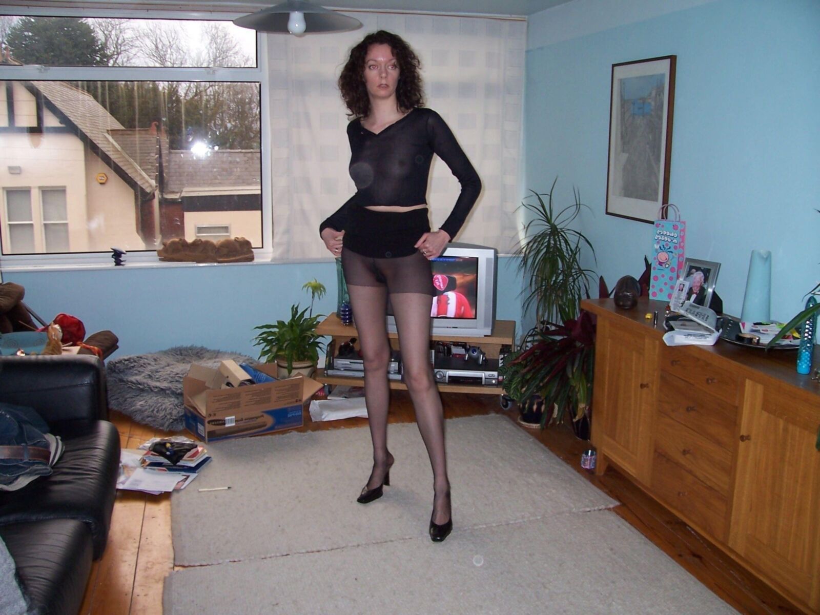 Schöne MILF mit kleinen Titten und haarige Muschi