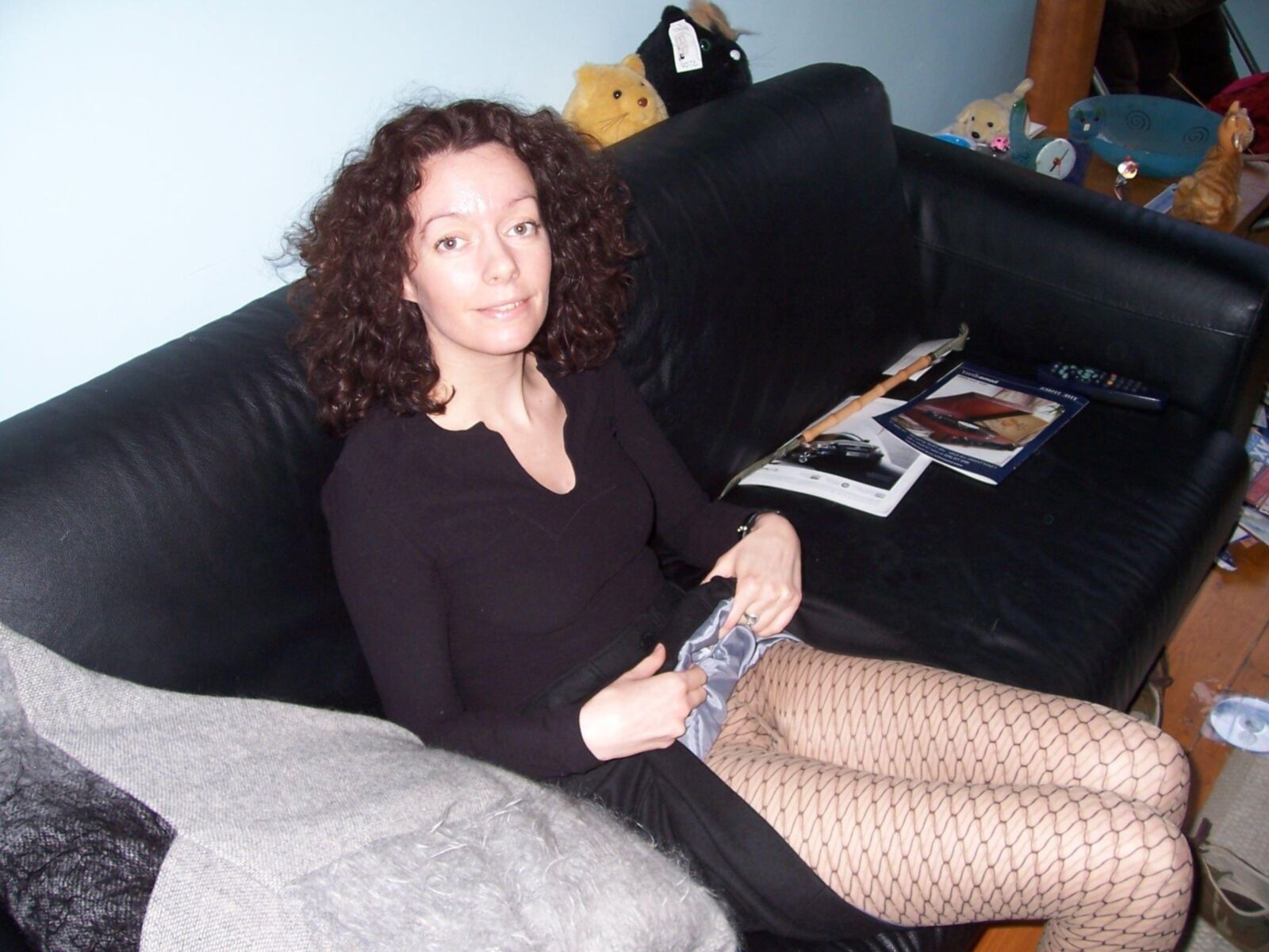 Schöne MILF mit kleinen Titten und haarige Muschi