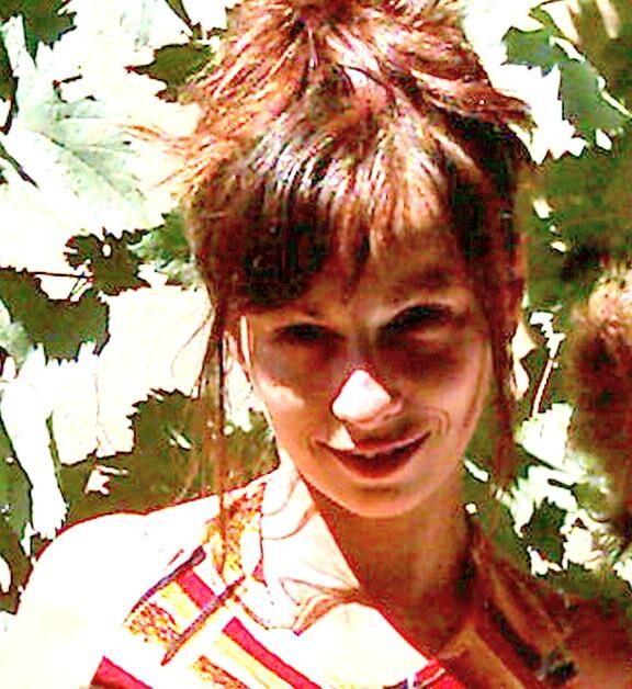 Salope maigre complètement nue
