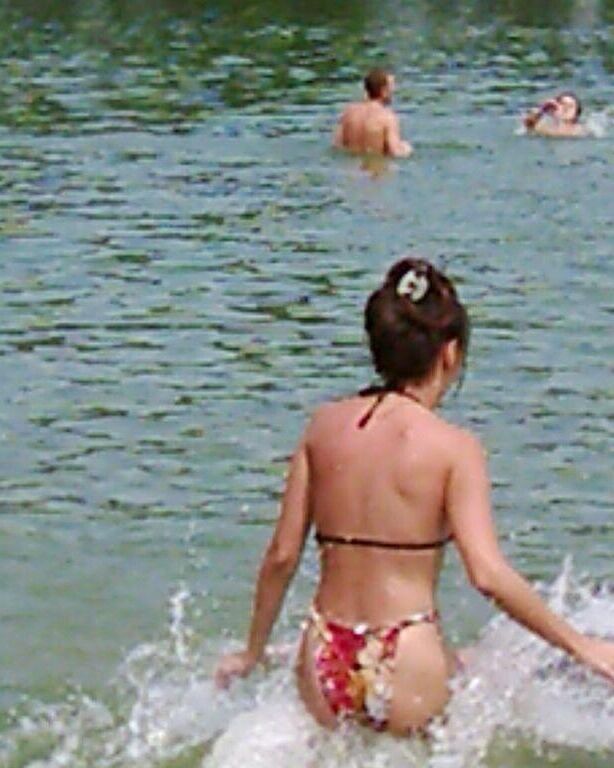 Salope maigre complètement nue