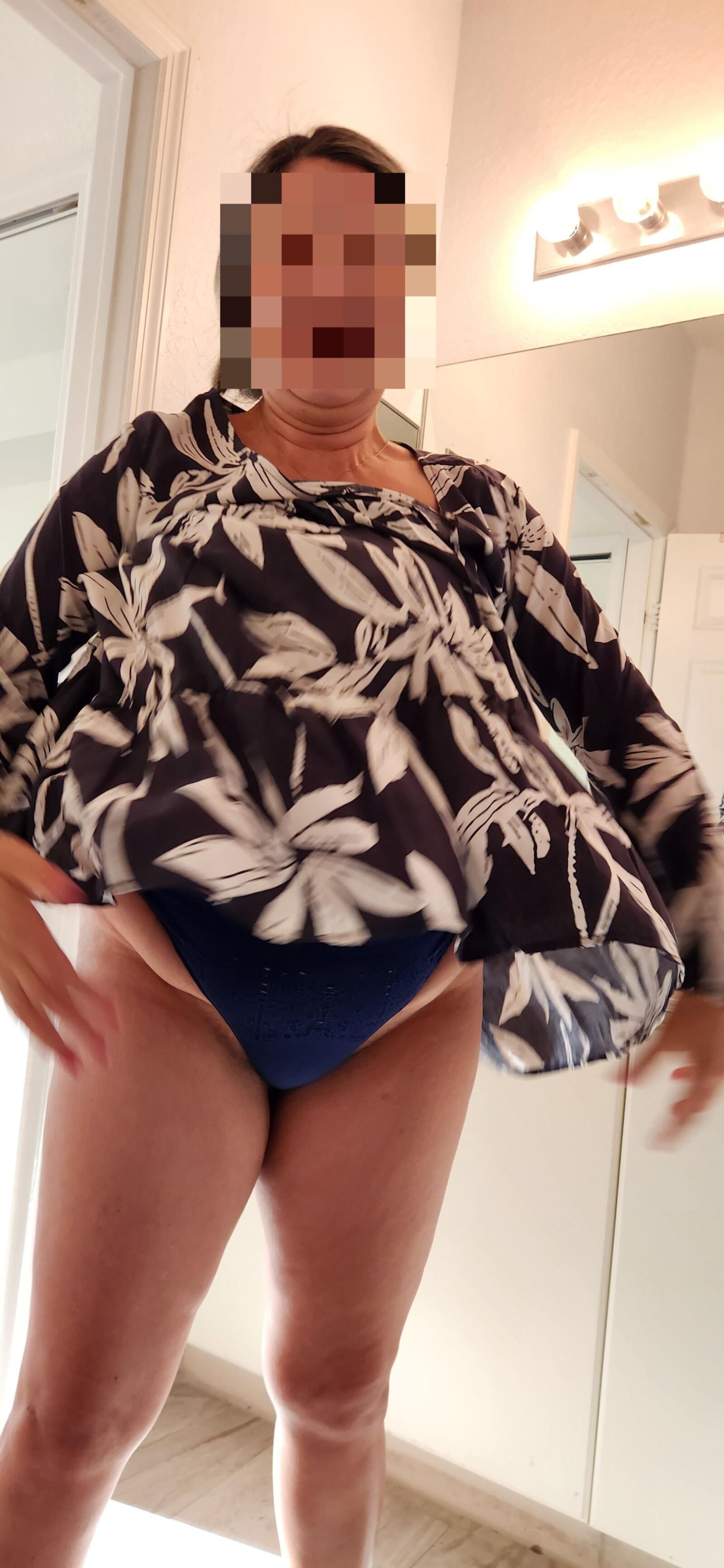 Patido Pussy Milf con máscara