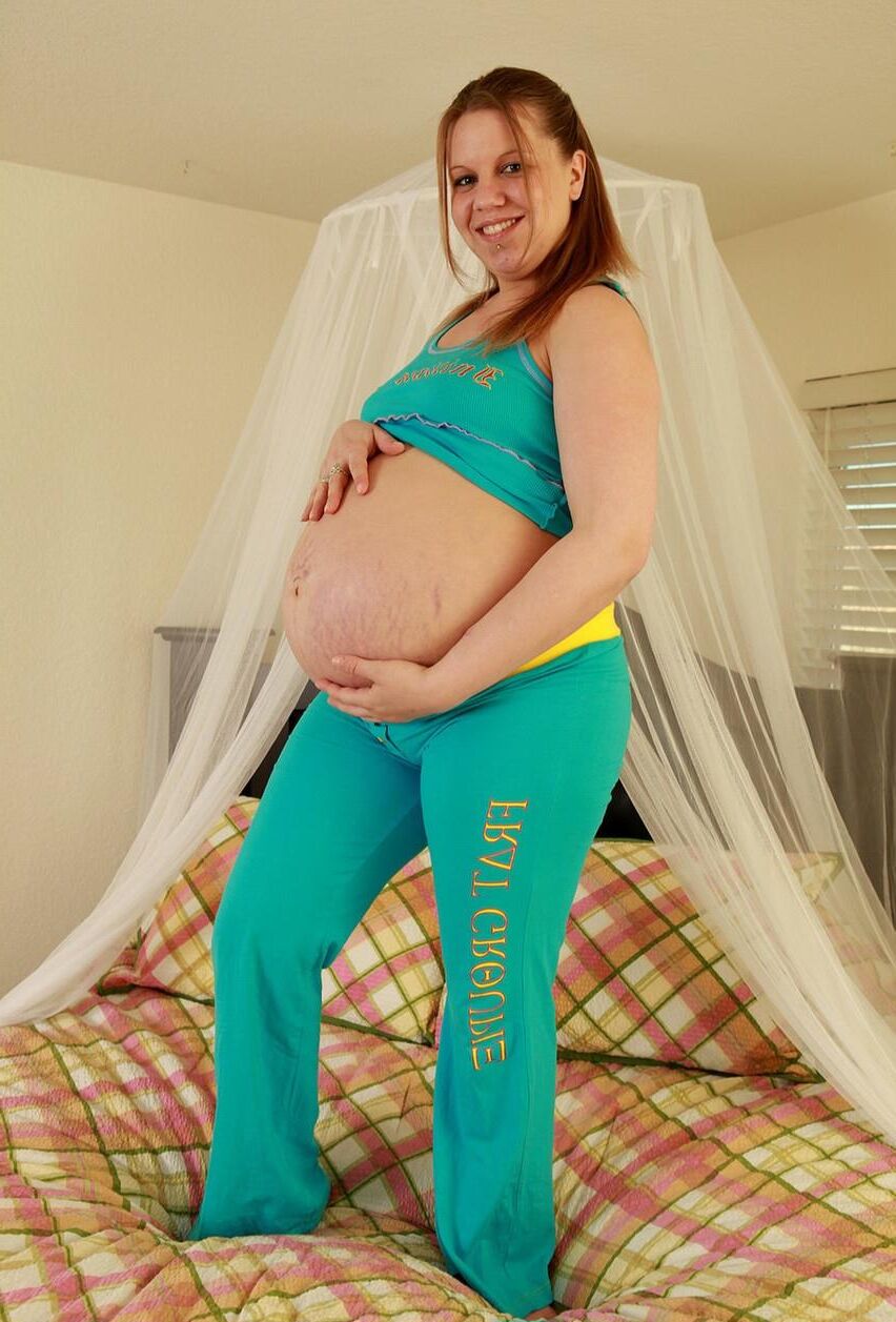 小さなおっぱいアナスタシアを持つ妊娠中の毛むくじゃらの太い金髪のティーン