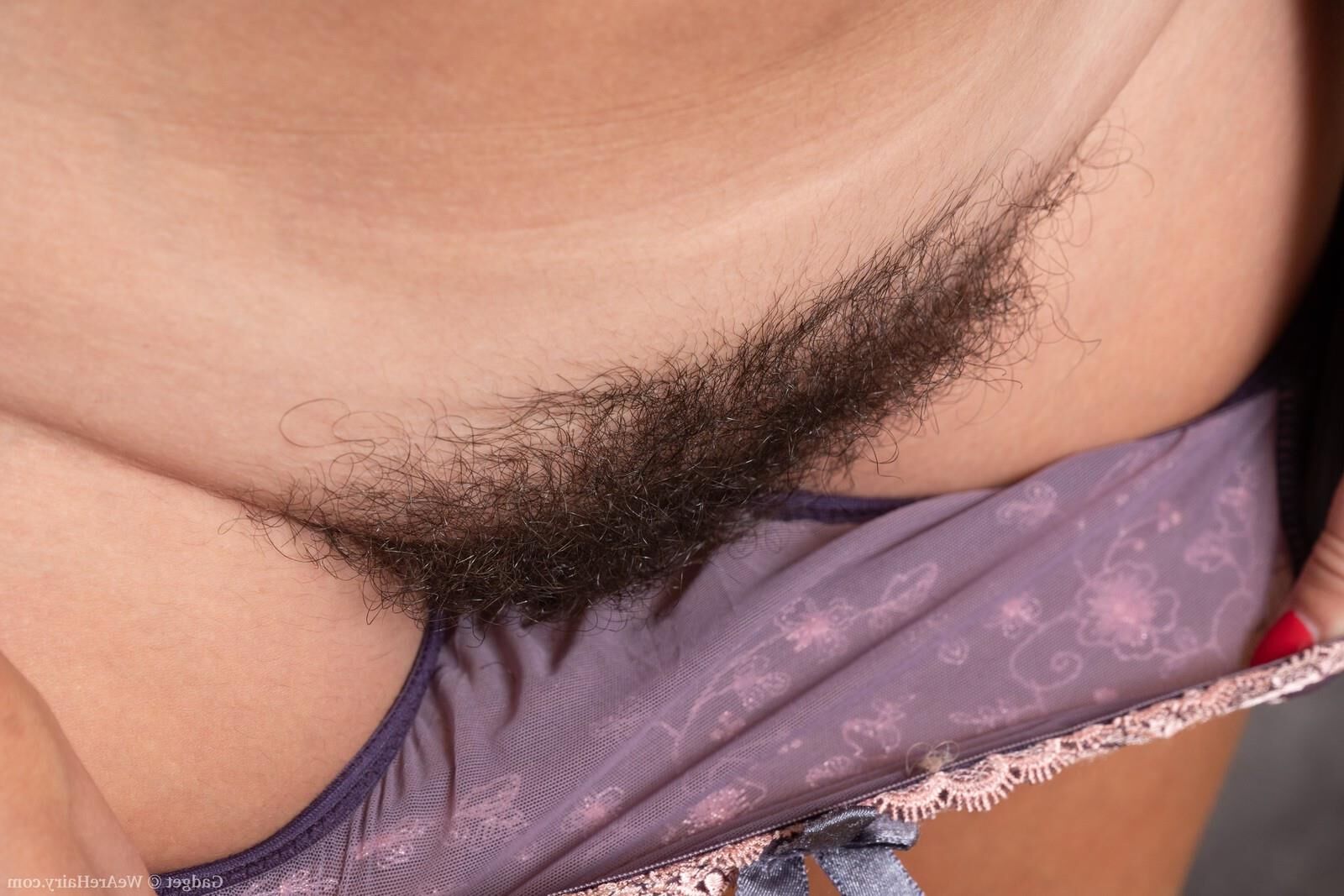 Sexy milf tira e mostra seus peitos grandes e arbusto peludo