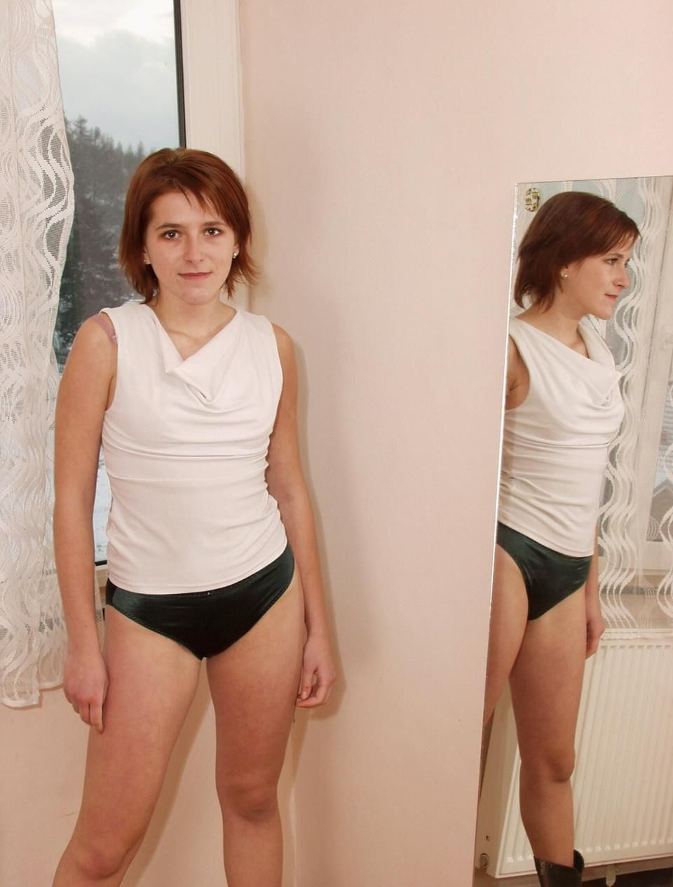 Wunderschöner Redhead -Teenager mit winzigen Titten und einer gekürzten Fotzmonika
