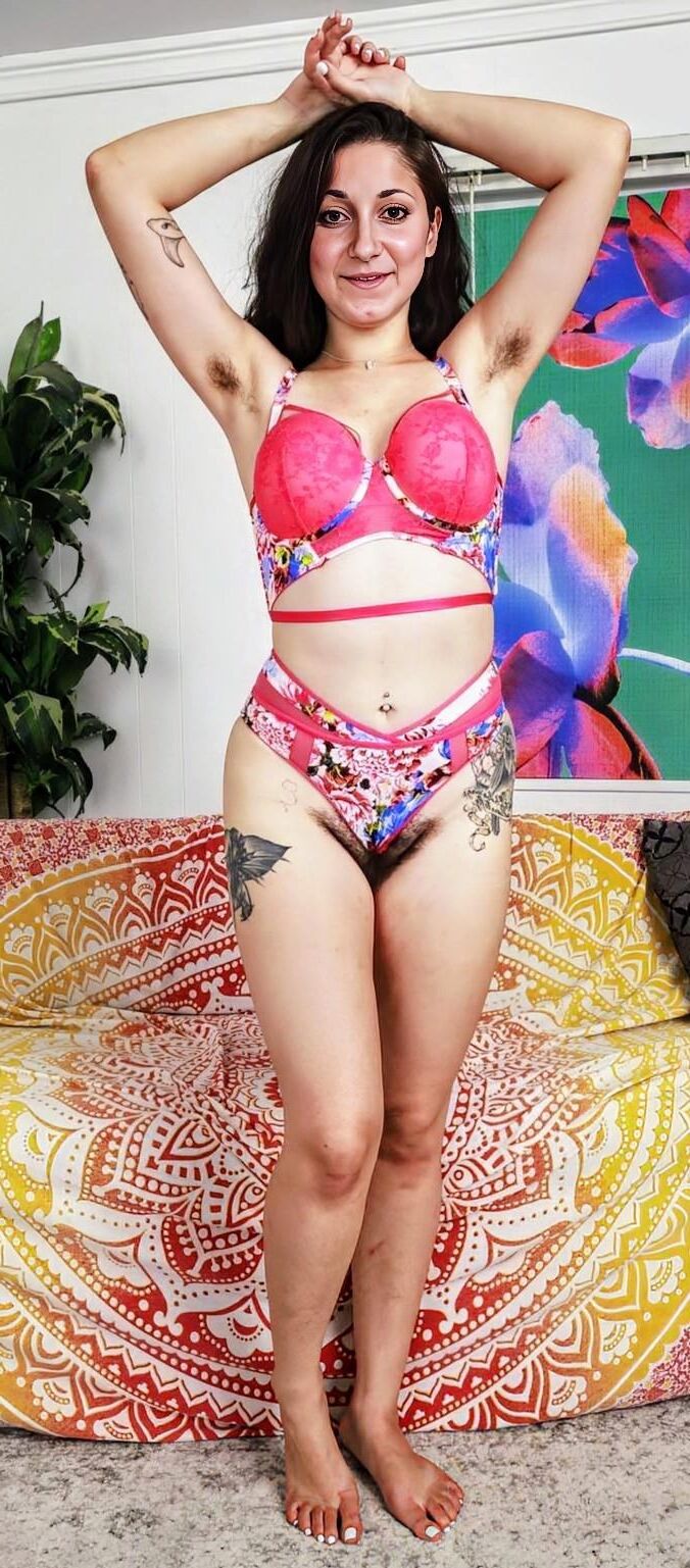 Morena amadora sexy mostra arbustos cheios de barba por barba e axilas peludas
