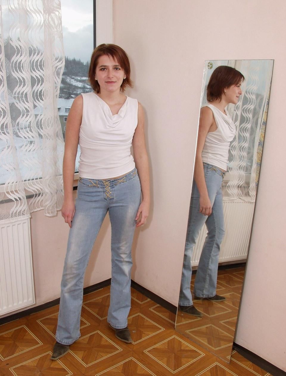 Wunderschöner Redhead -Teenager mit winzigen Titten und einer gekürzten Fotzmonika