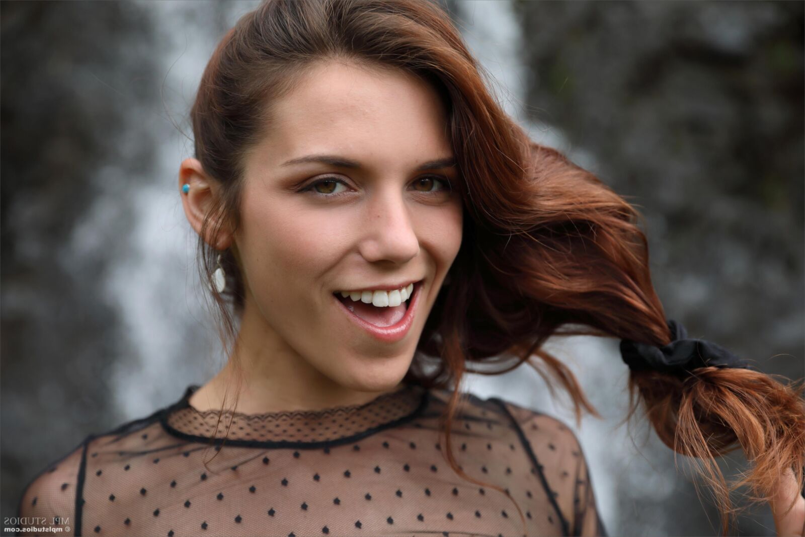 Elena Cachoeira e Flores