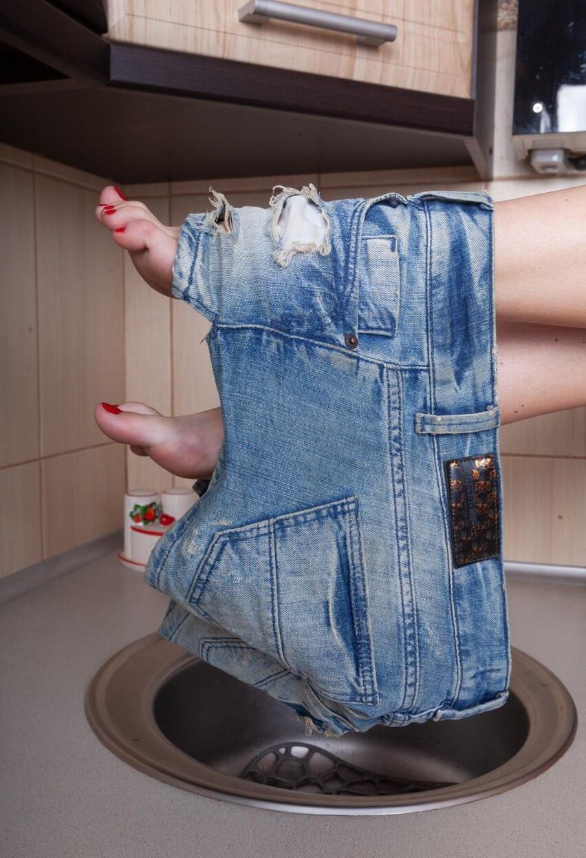 小さなおっぱいのジャネットとスリムな毛むくじゃらのティーンブルネット