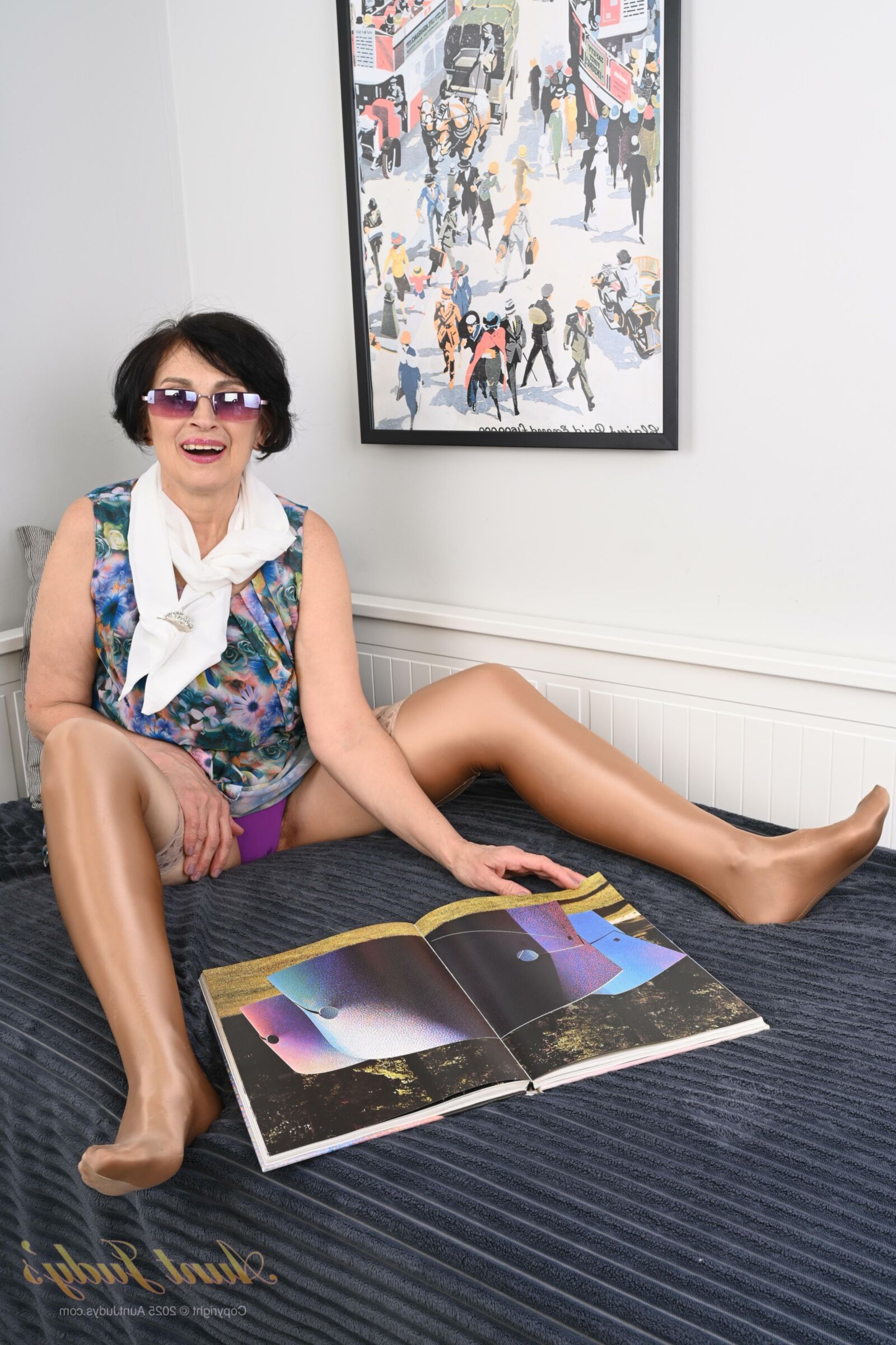 Minia Schwarz yo GILF Masturbates in Stockings