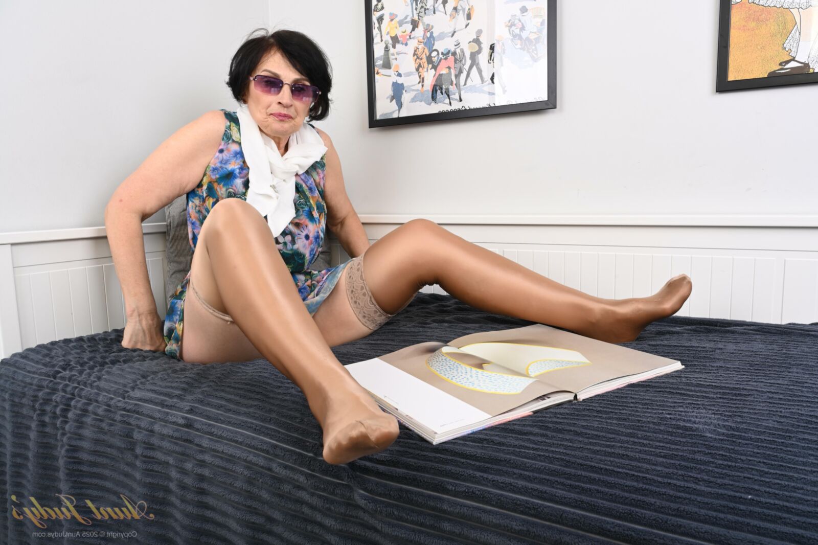 Minia Schwarz yo GILF Masturbates in Stockings