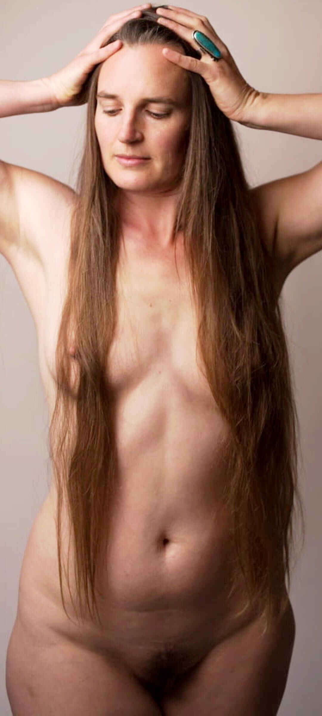 Belleza desnuda en el bosque
