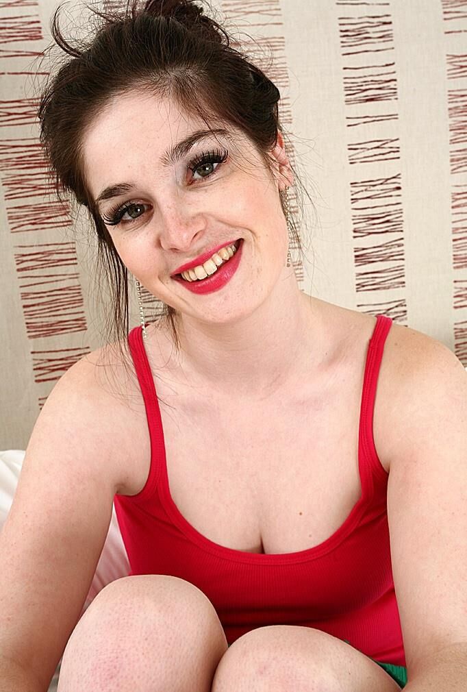 Milf pálido maduro con grandes tetas y un coño recortado Roxanne