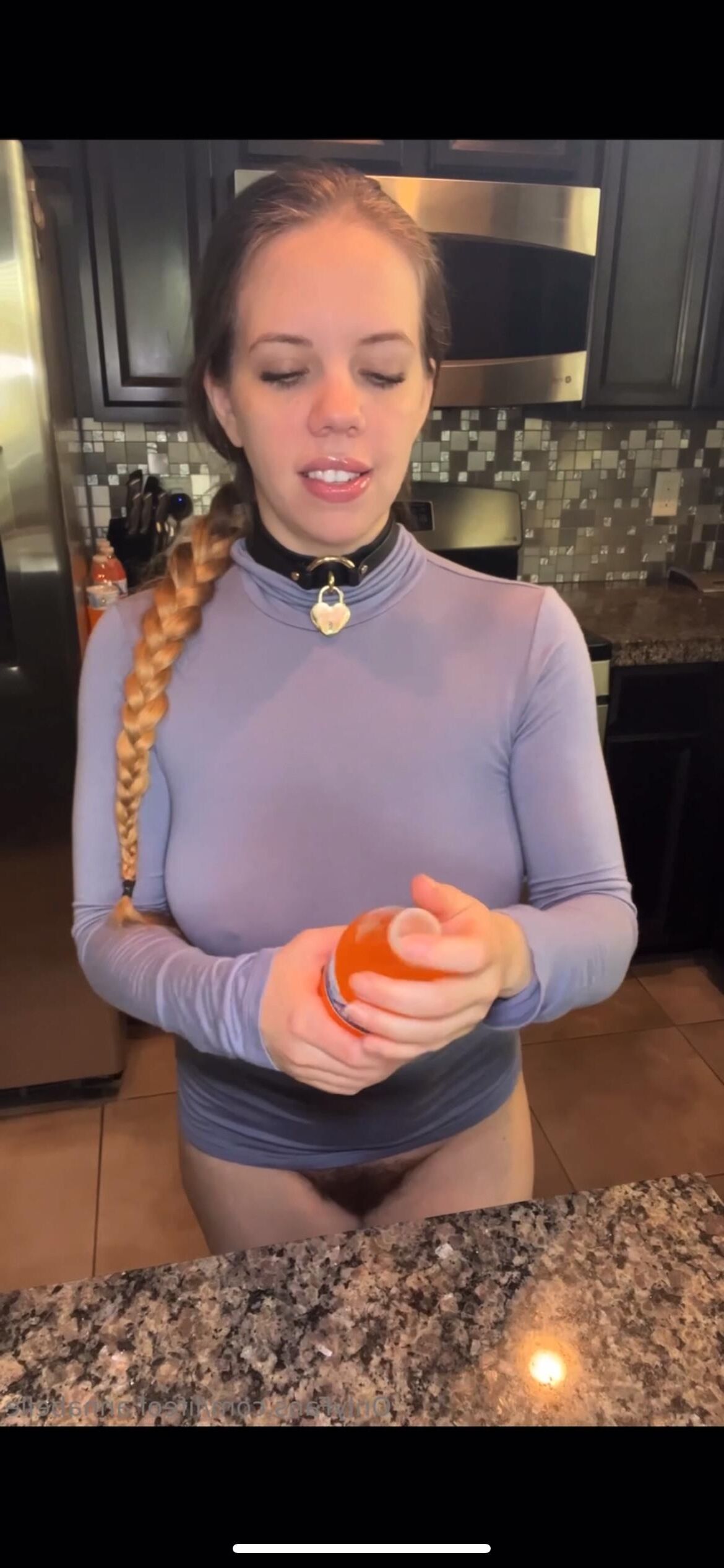 Blonde chaude sans fond avec une chatte poilue dans la cuisine