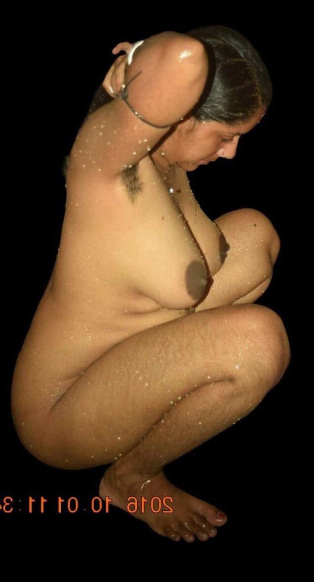 Vollbusige haarige Desi Frau