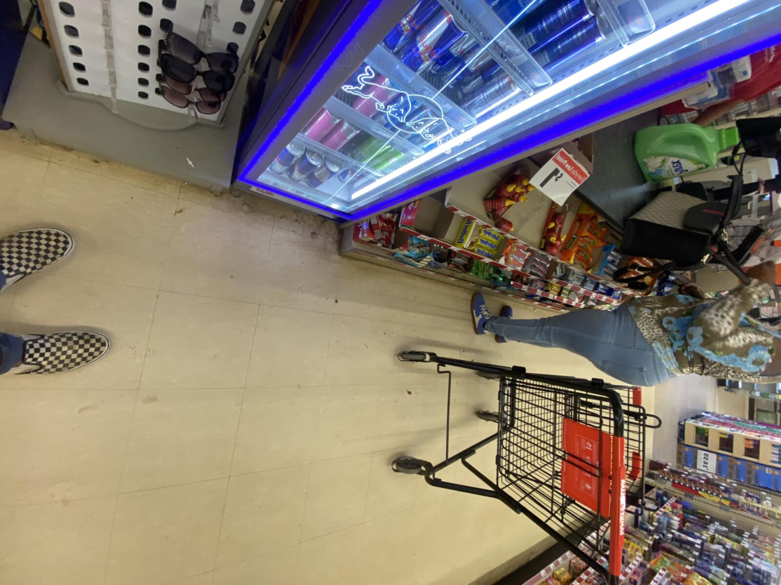 Black Granny Shopping et j'étais dur juste derrière elle