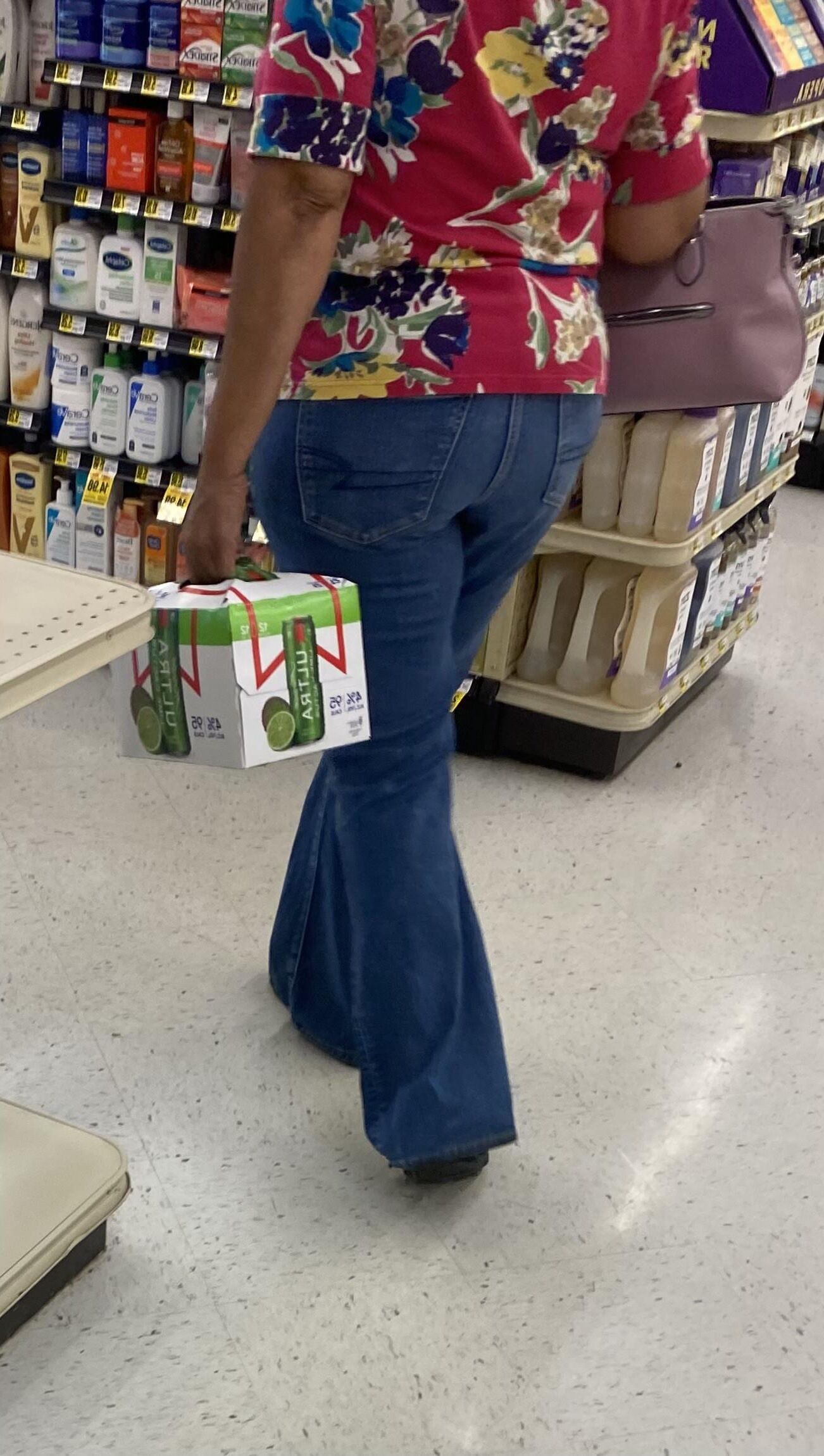 Black Granny Shopping et j'étais dur juste derrière elle