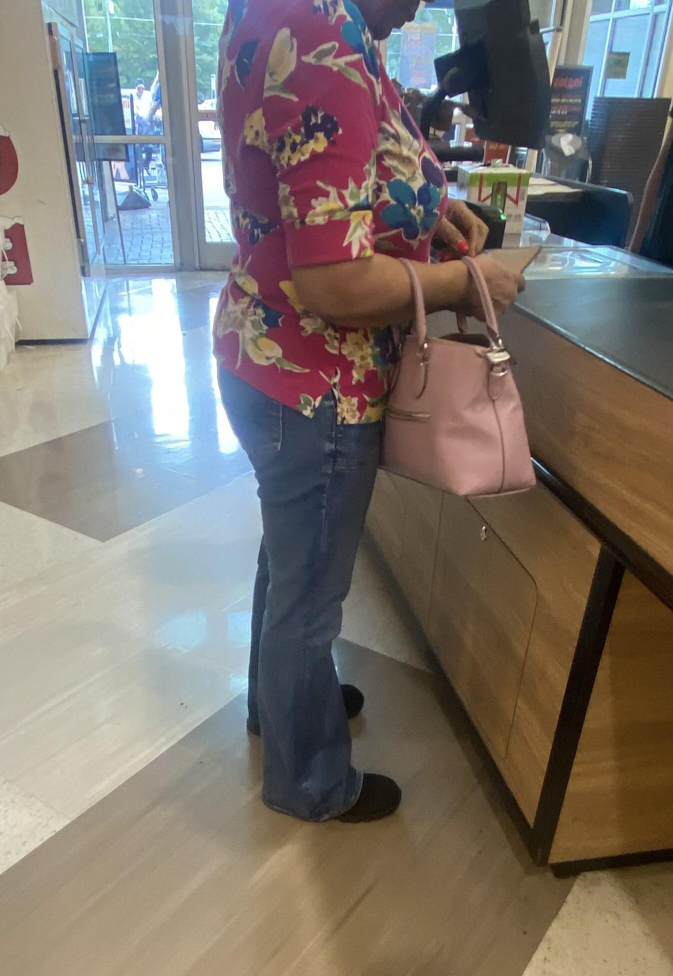 Black Granny Shopping et j'étais dur juste derrière elle