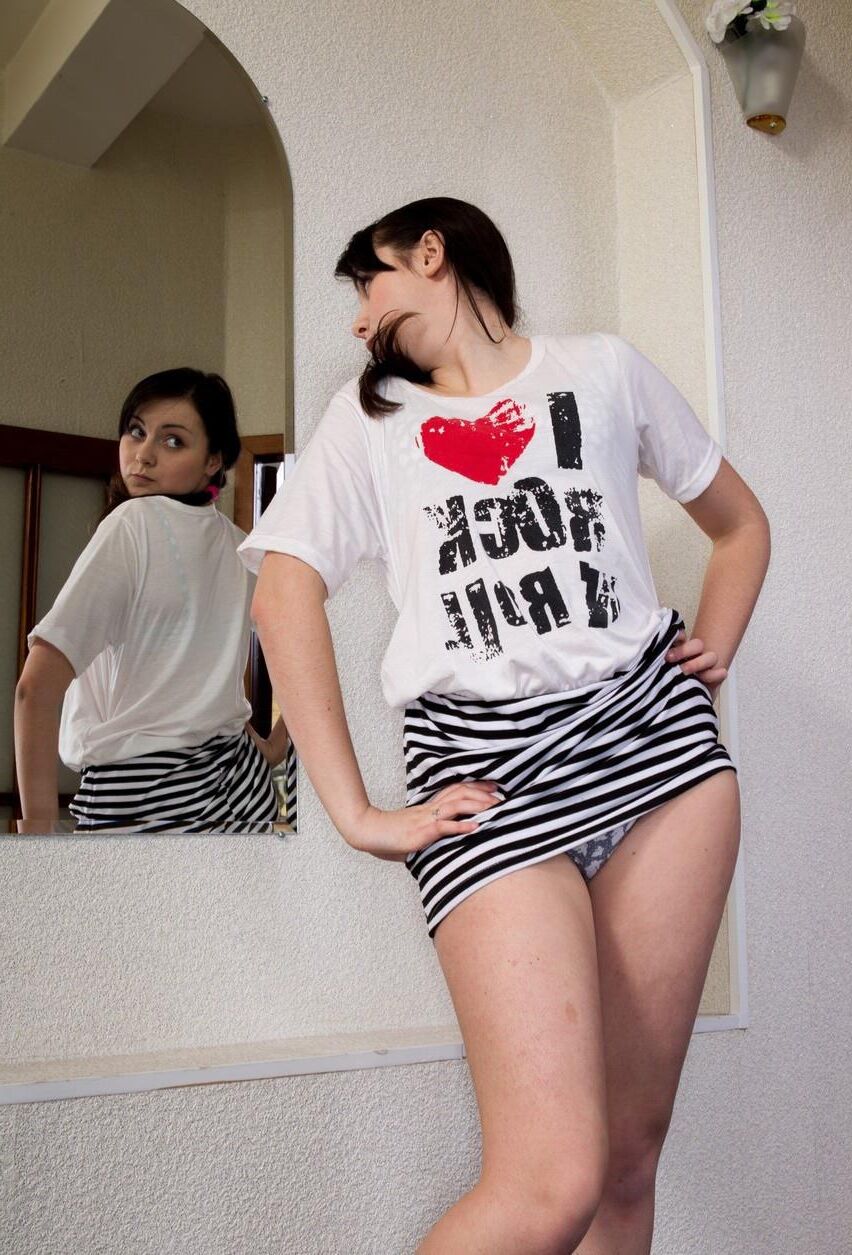 Wunderschöne haarige blasse Pudgy Teen mit winzigen Titten Ameli