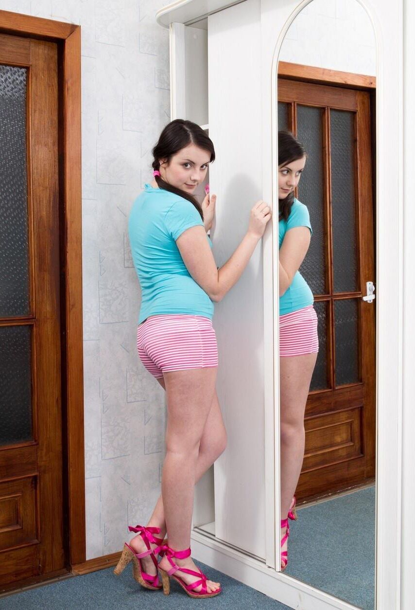 Wunderschöne haarige blasse Pudgy Teen mit winzigen Titten Ameli