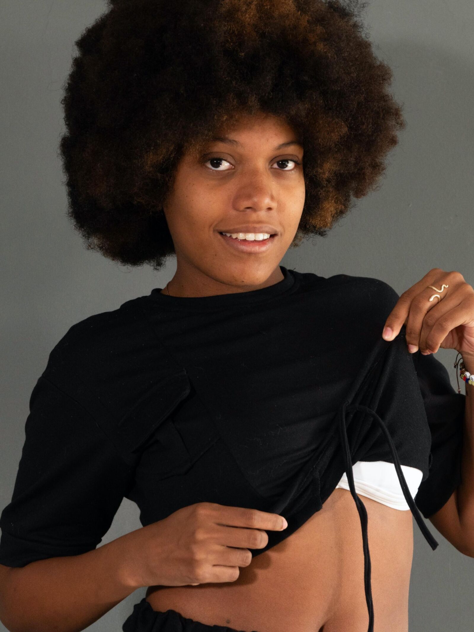 Ebony fica nu em sua mesa de madeira