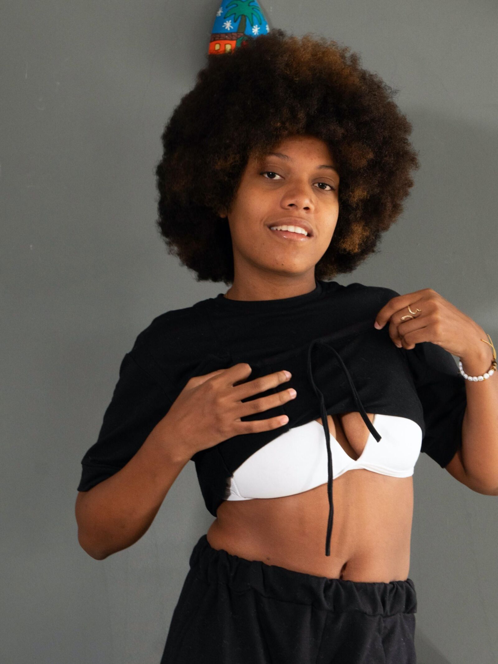 Ebony fica nu em sua mesa de madeira