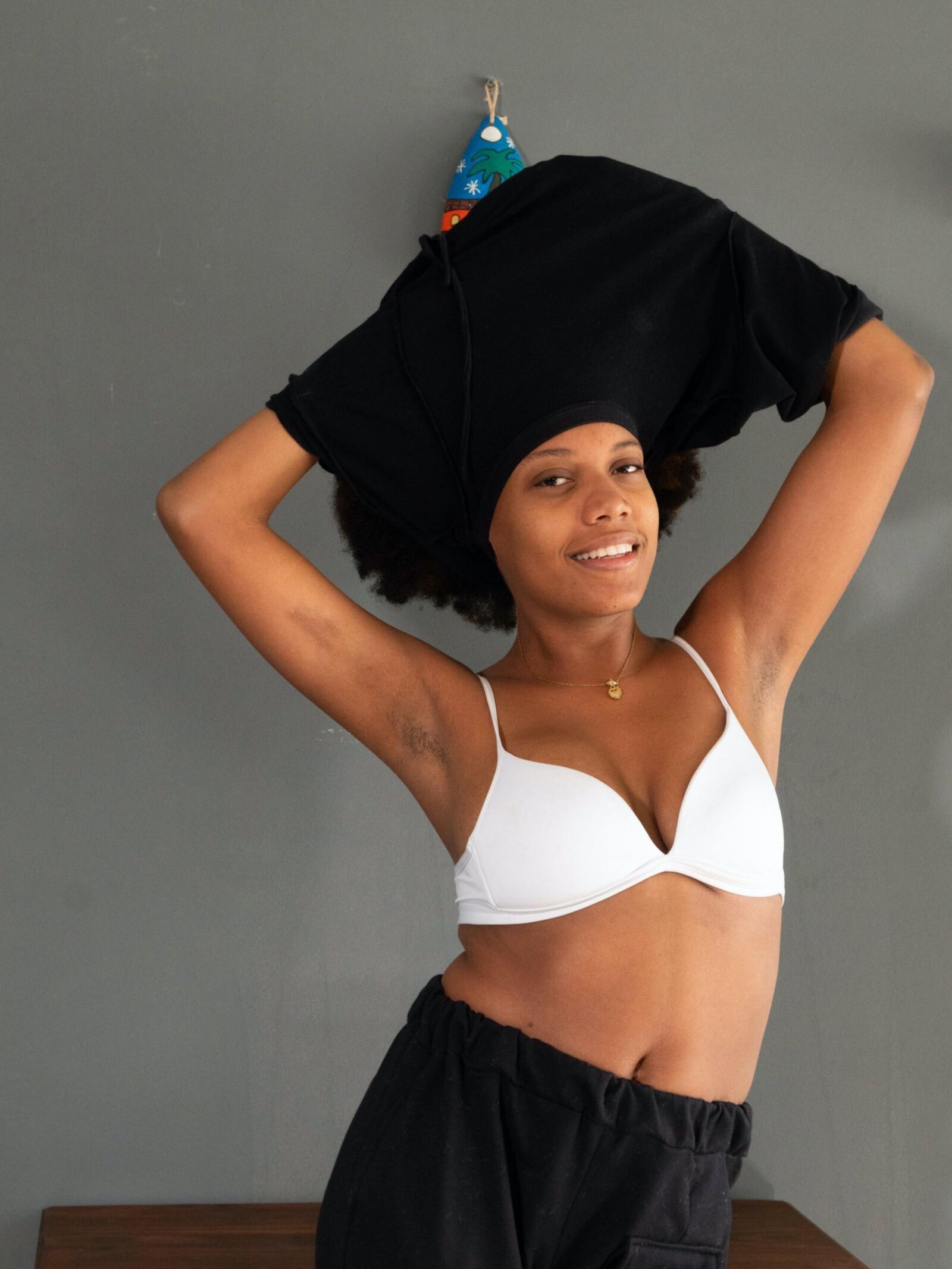 Ebony fica nu em sua mesa de madeira