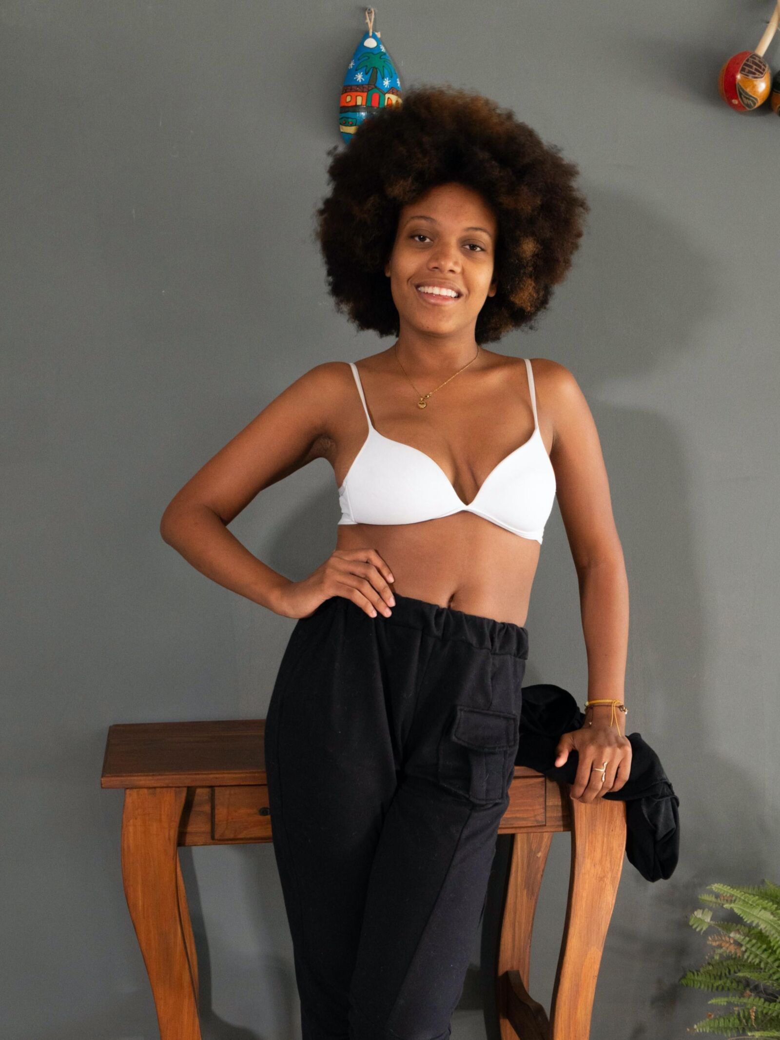 Ebony fica nu em sua mesa de madeira